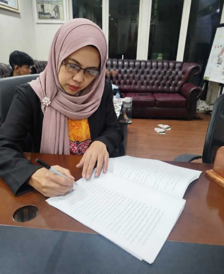 Advokat Pratiwi Sulistiowati dalam aktivitas profesional